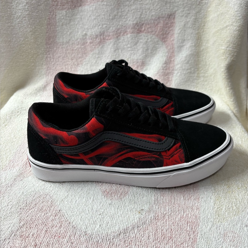 Vans Comfycush Old Skool After Dark Black / Red Men’s Sz 6 / Women’s Sz 7.5
